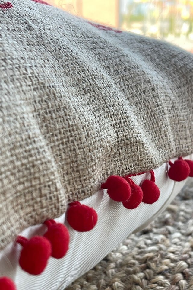 Püsküllü Geyik Desen Jüt Kırlent 50x50 Kırmızı