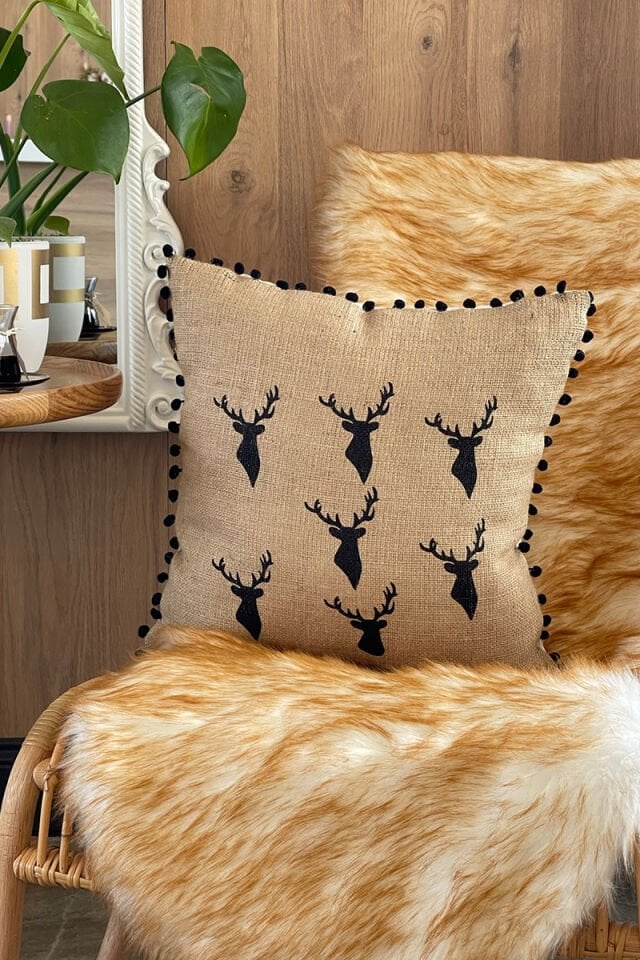 Püsküllü Geyik Desenli Jüt Kırlent 50x50 Siyah