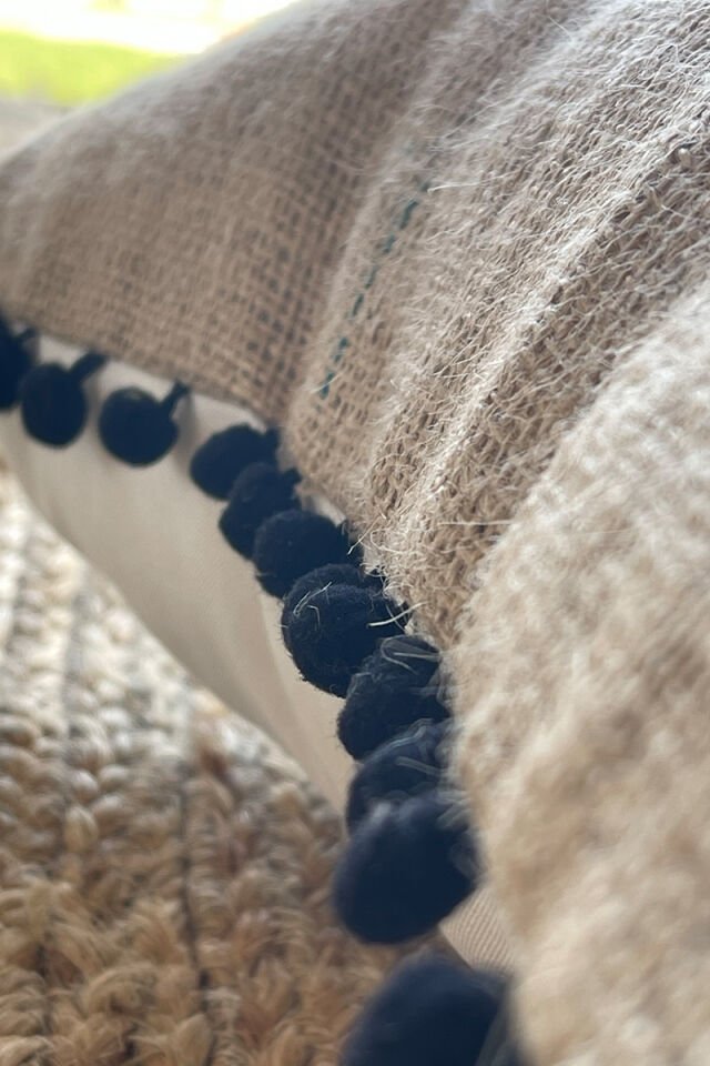 Püsküllü Geyik Desenli Jüt Kırlent 50x50 Siyah